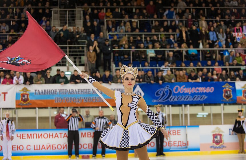 Члены правительства Москвы сыграли с полицейскими в хоккей 8 фото