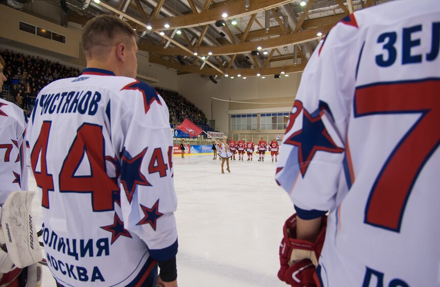 Члены правительства Москвы сыграли с полицейскими в хоккей 9 фото