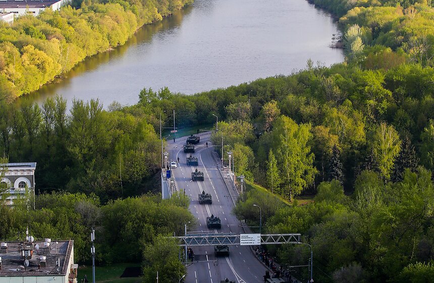 Колонны военной техники проехали по столичным улицам 15 фото