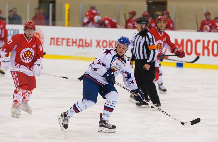 Члены правительства Москвы сыграли с полицейскими в хоккей 26 фото