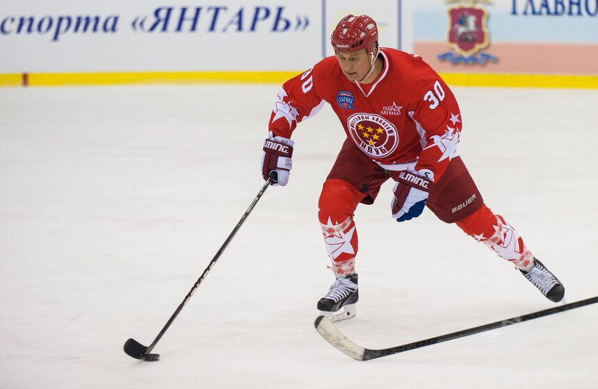 Члены правительства Москвы сыграли с полицейскими в хоккей 24 фото