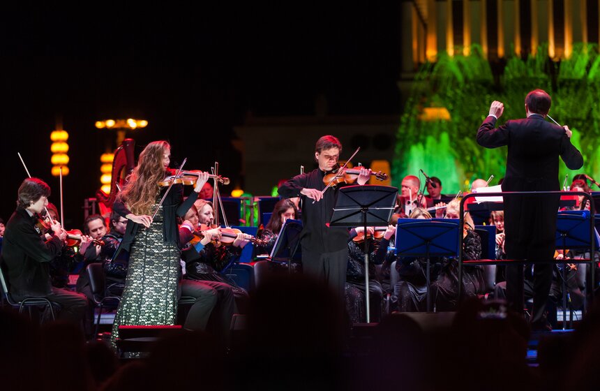 На ВДНХ запустили фонтаны под звуки симфонического окестра 8 фото