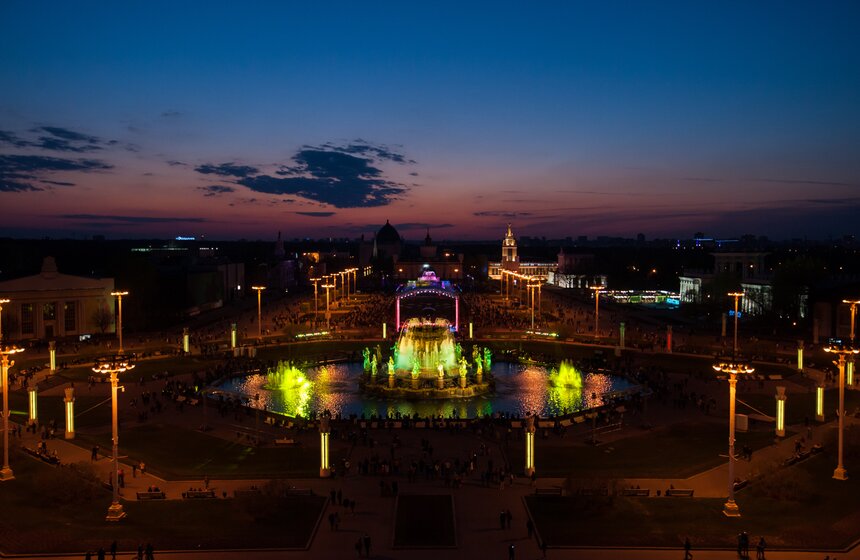 На ВДНХ запустили фонтаны под звуки симфонического окестра 3 фото