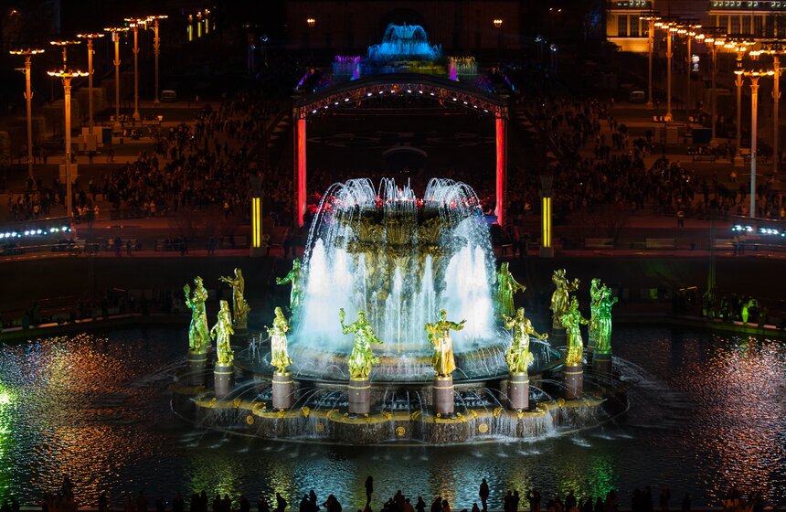 На ВДНХ запустили фонтаны под звуки симфонического окестра 4 фото