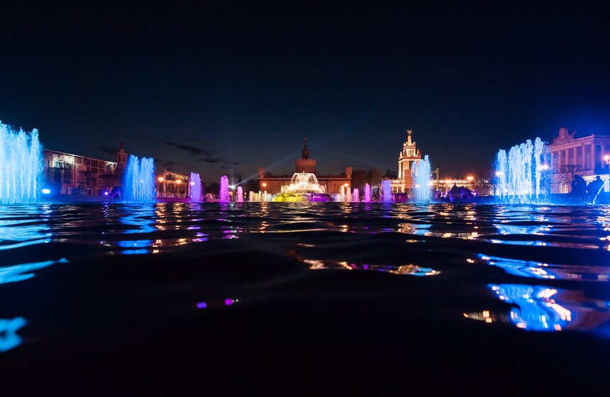 На ВДНХ запустили фонтаны под звуки симфонического окестра 11 фото