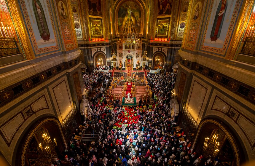 На Пасху в Храм Христа Спасителя пришли сотни людей 24 фото