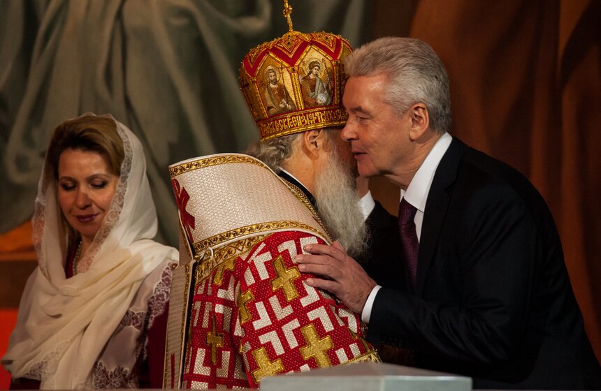 На Пасху в Храм Христа Спасителя пришли сотни людей 17 фото