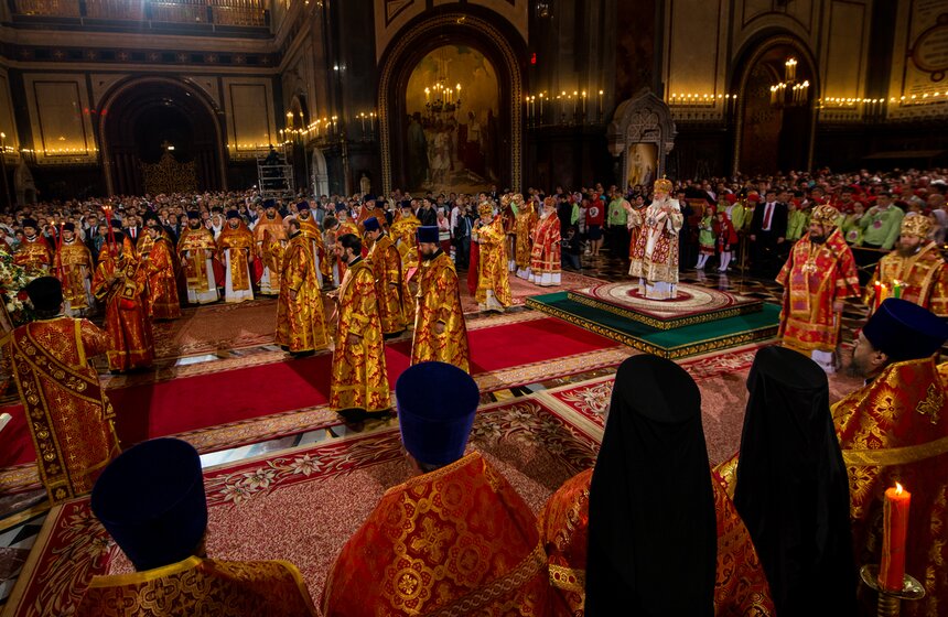 На Пасху в Храм Христа Спасителя пришли сотни людей 22 фото