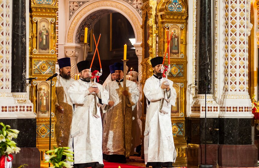 На Пасху в Храм Христа Спасителя пришли сотни людей 4 фото