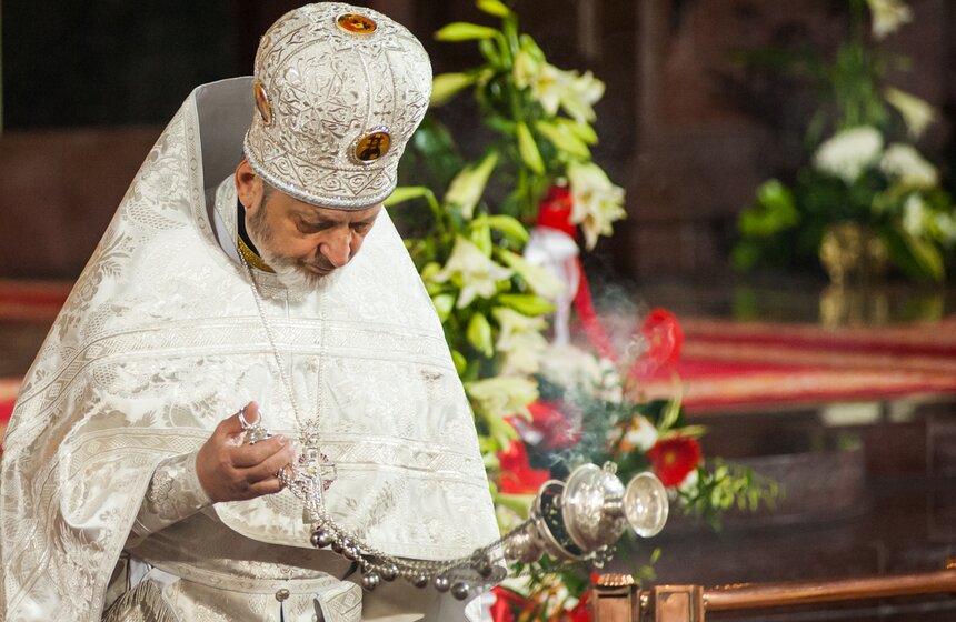 На Пасху в Храм Христа Спасителя пришли сотни людей 1 фото