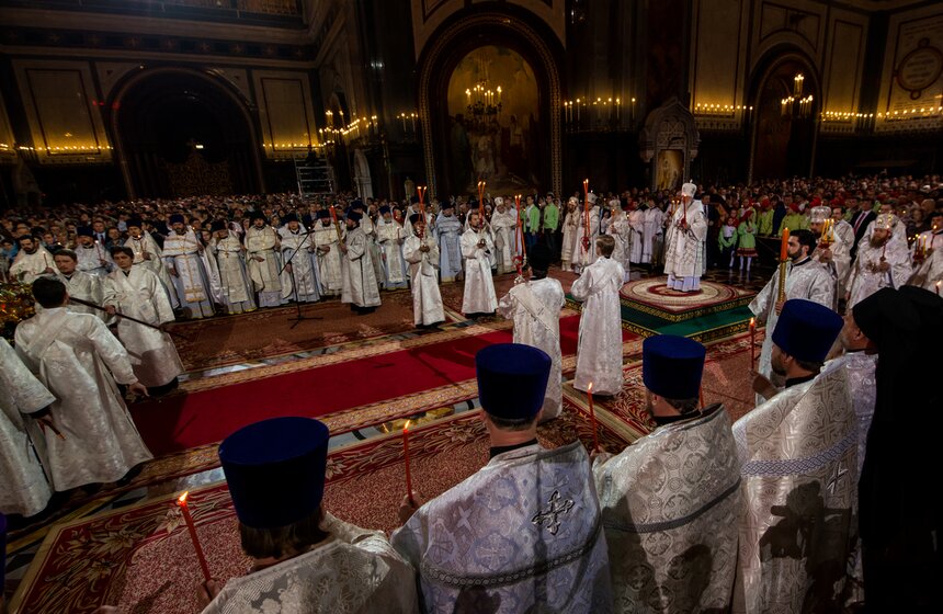 На Пасху в Храм Христа Спасителя пришли сотни людей 13 фото