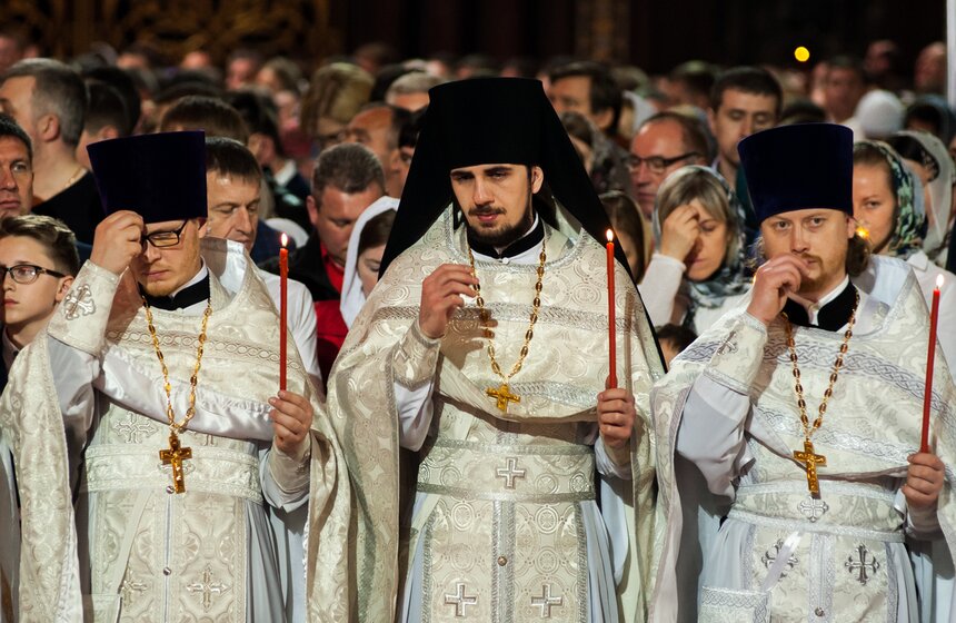 На Пасху в Храм Христа Спасителя пришли сотни людей 11 фото