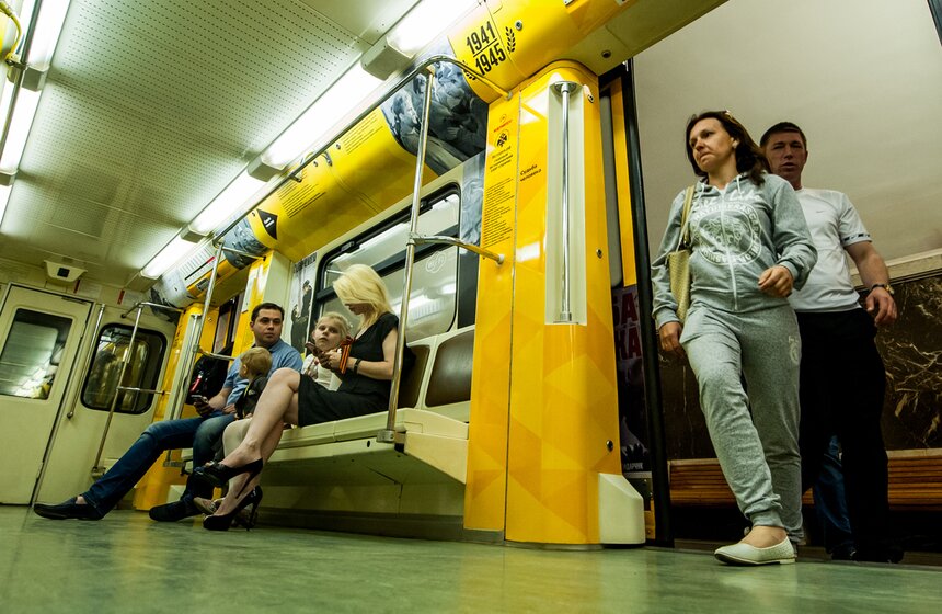 На Кольцевой линии запустили поезд "Кино Победы" 16 фото