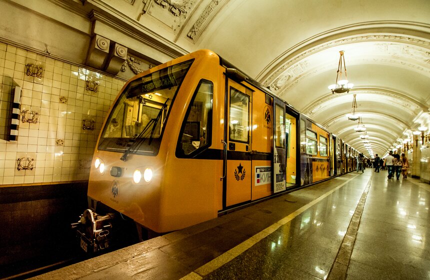 На Кольцевой линии запустили поезд "Кино Победы" 15 фото