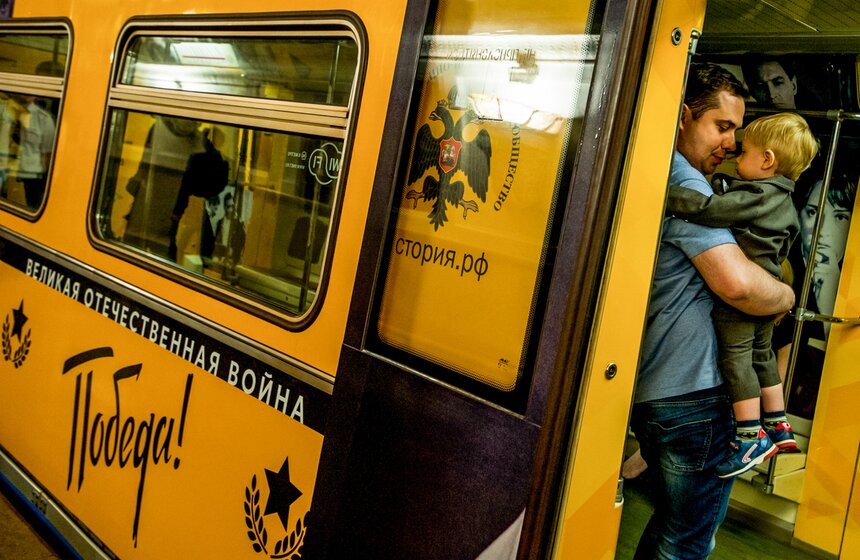 На Кольцевой линии запустили поезд "Кино Победы" 14 фото