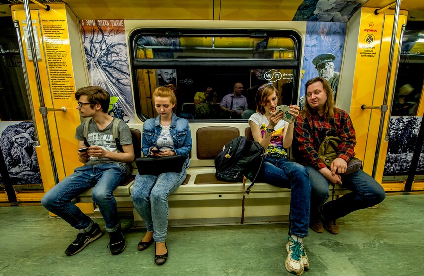 На Кольцевой линии запустили поезд "Кино Победы" 17 фото