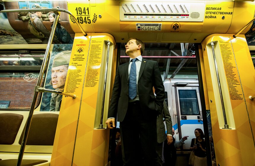 На Кольцевой линии запустили поезд "Кино Победы" 10 фото