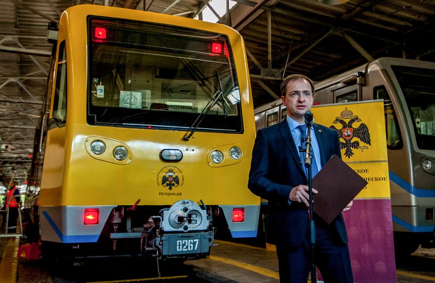 На Кольцевой линии запустили поезд "Кино Победы" 9 фото