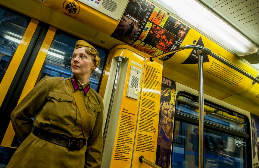 На Кольцевой линии запустили поезд "Кино Победы" 12 фото