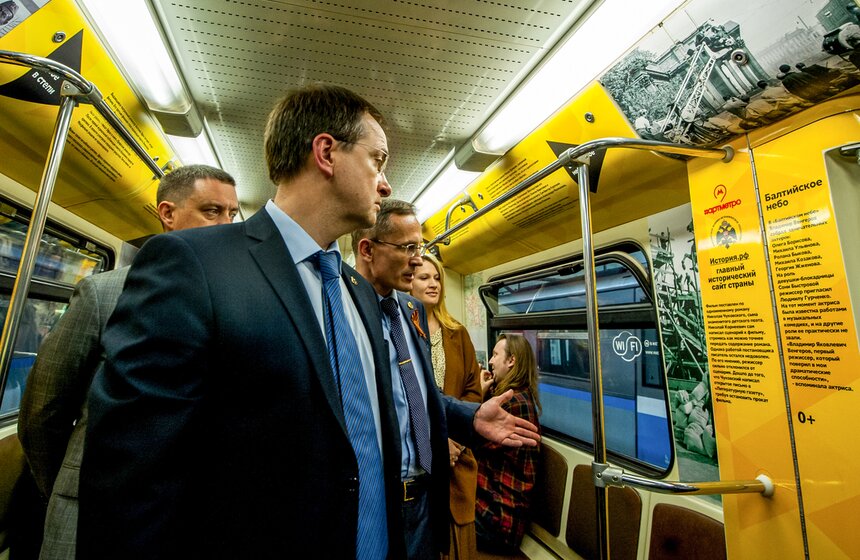 На Кольцевой линии запустили поезд "Кино Победы" 11 фото