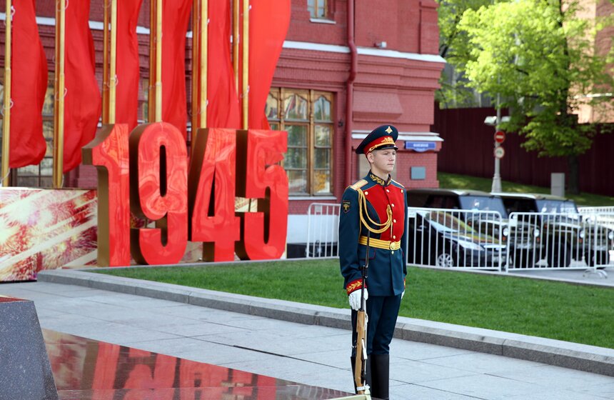 Сергей Собянин возложил венки к Вечному огню и памятнику Жукову 24 фото