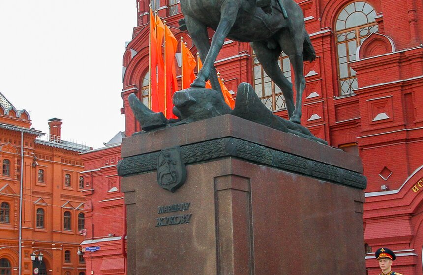 Сергей Собянин возложил венки к Вечному огню и памятнику Жукову 23 фото