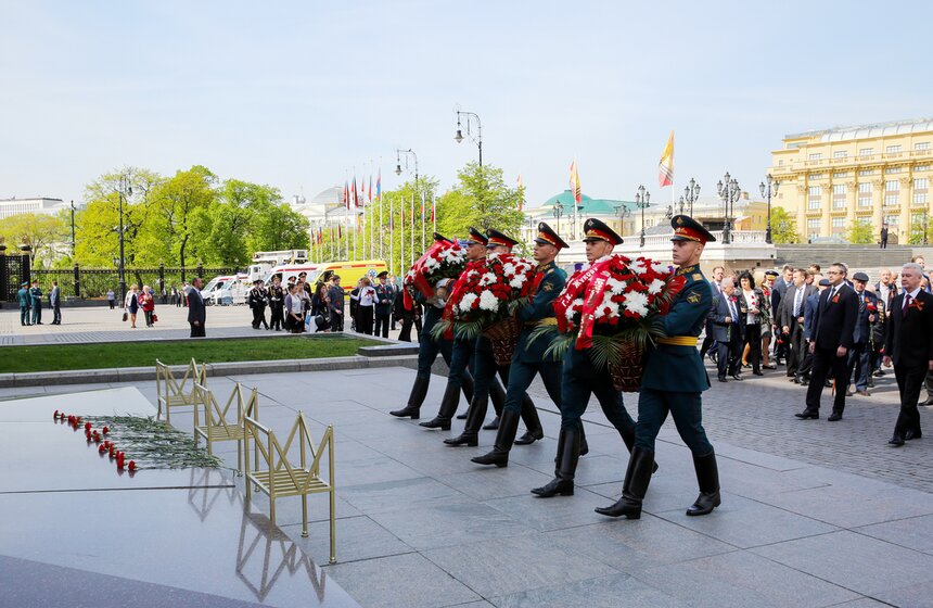 Сергей Собянин возложил венки к Вечному огню и памятнику Жукову 26 фото