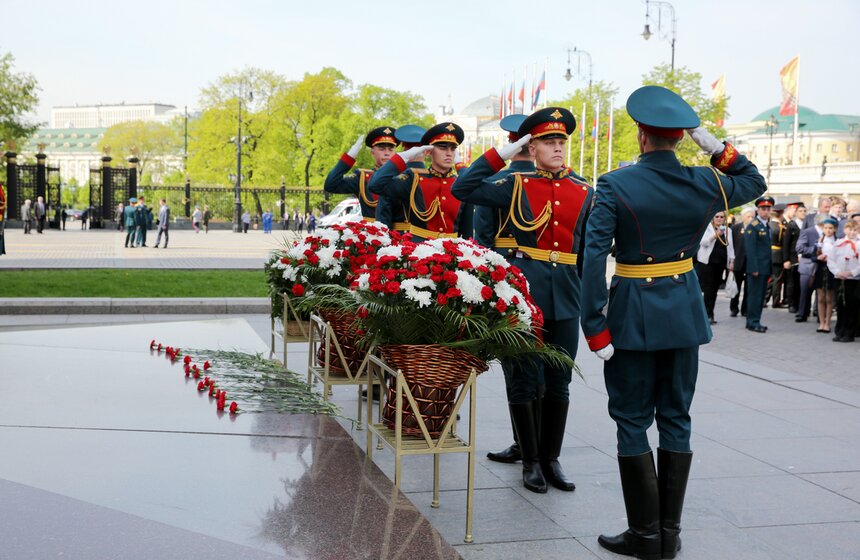 Сергей Собянин возложил венки к Вечному огню и памятнику Жукову 28 фото