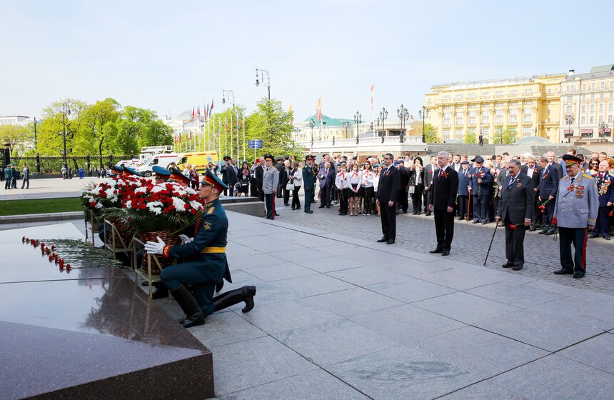 Сергей Собянин возложил венки к Вечному огню и памятнику Жукову 27 фото
