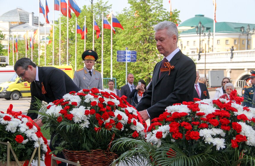 Сергей Собянин возложил венки к Вечному огню и памятнику Жукову 30 фото