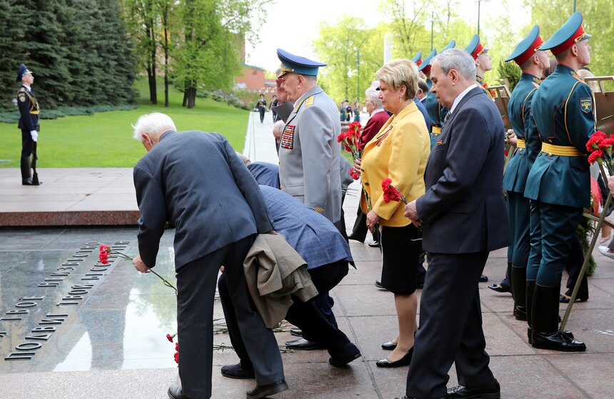Сергей Собянин возложил венки к Вечному огню и памятнику Жукову 14 фото