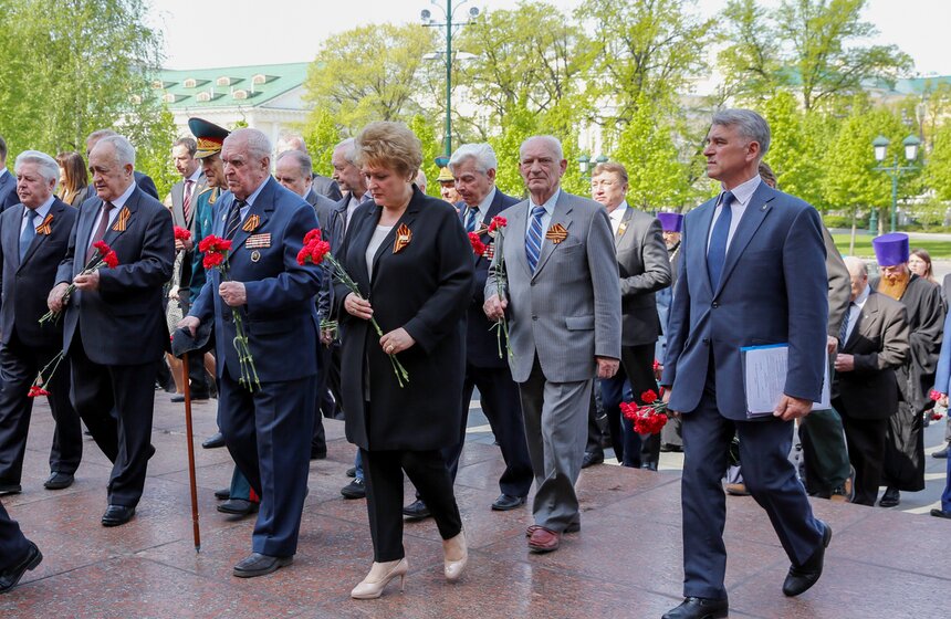 Сергей Собянин возложил венки к Вечному огню и памятнику Жукову 13 фото