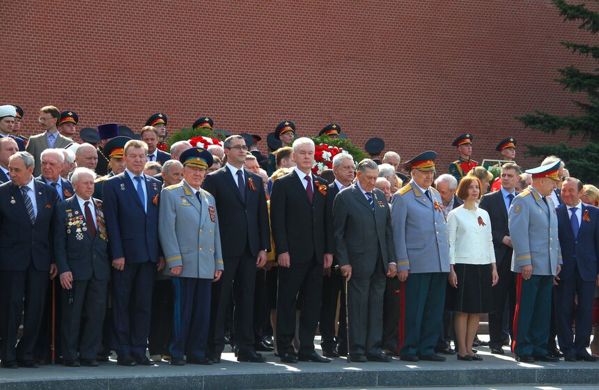 Сергей Собянин возложил венки к Вечному огню и памятнику Жукову 16 фото