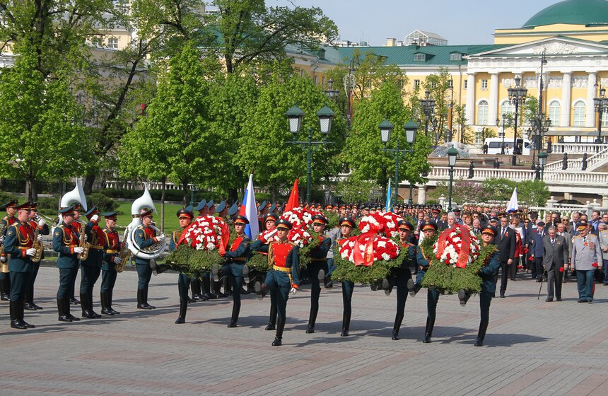 Сергей Собянин возложил венки к Вечному огню и памятнику Жукову 2 фото