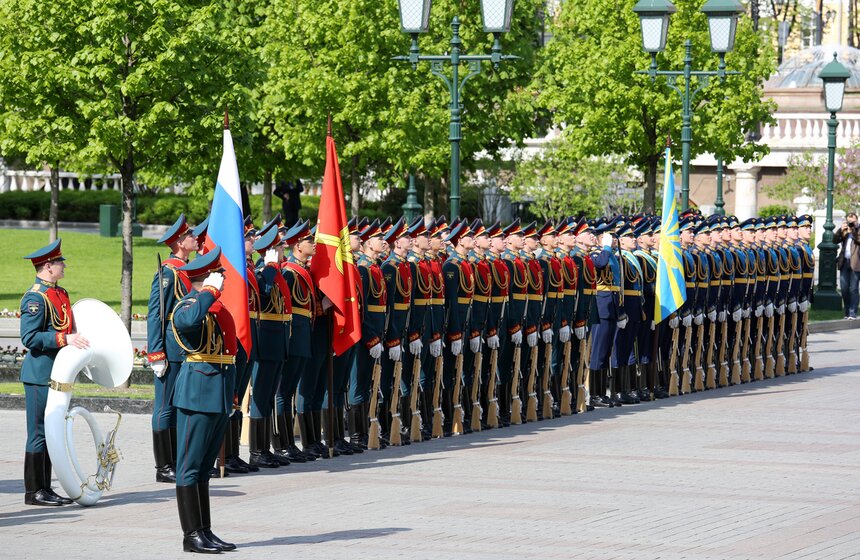 Сергей Собянин возложил венки к Вечному огню и памятнику Жукову 1 фото