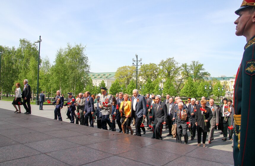 Сергей Собянин возложил венки к Вечному огню и памятнику Жукову 12 фото