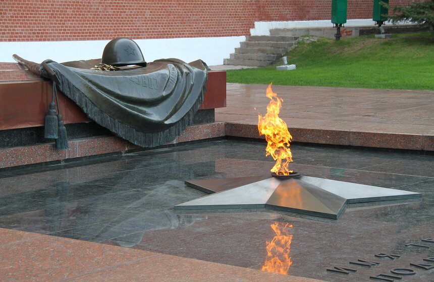 Сергей Собянин возложил венки к Вечному огню и памятнику Жукову 11 фото