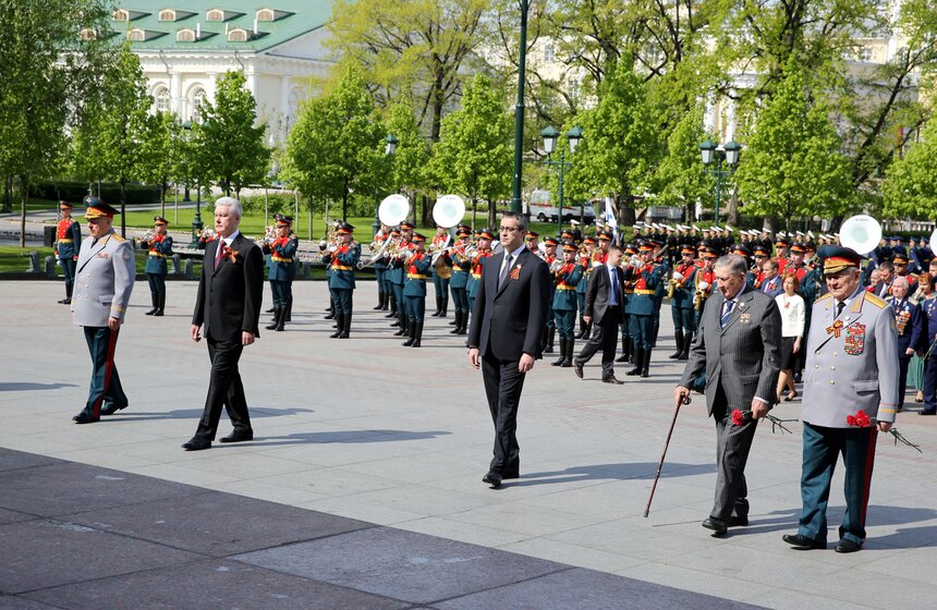Сергей Собянин возложил венки к Вечному огню и памятнику Жукову 5 фото