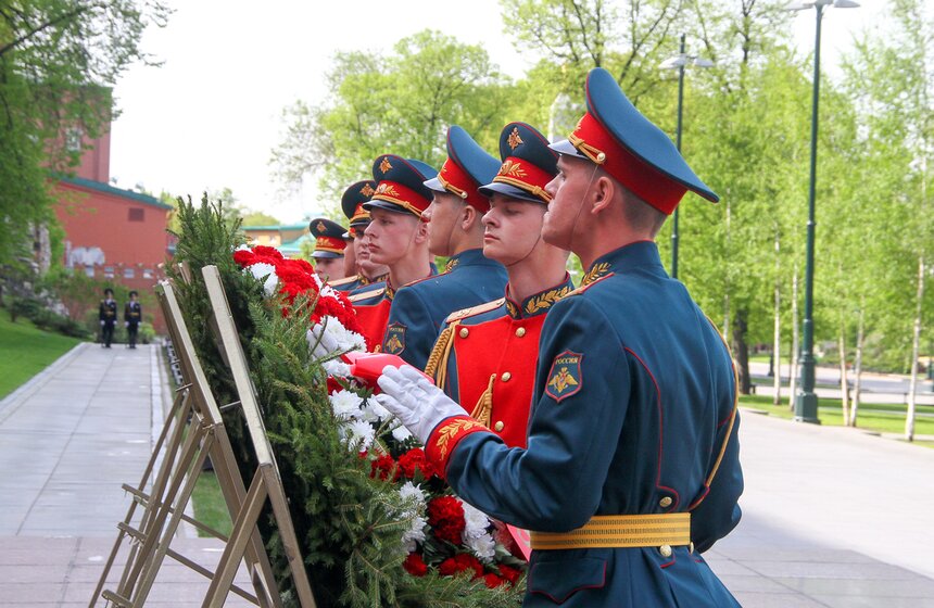 Сергей Собянин возложил венки к Вечному огню и памятнику Жукову 4 фото