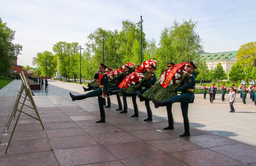 Сергей Собянин возложил венки к Вечному огню и памятнику Жукову 3 фото