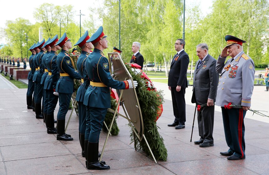 Сергей Собянин возложил венки к Вечному огню и памятнику Жукову 6 фото