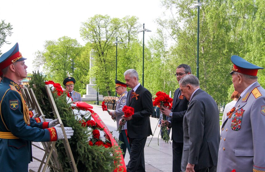 Сергей Собянин возложил венки к Вечному огню и памятнику Жукову 9 фото