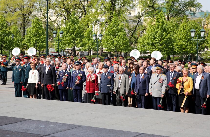Сергей Собянин возложил венки к Вечному огню и памятнику Жукову 8 фото
