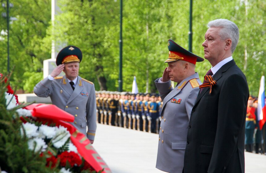 Сергей Собянин возложил венки к Вечному огню и памятнику Жукову 7 фото