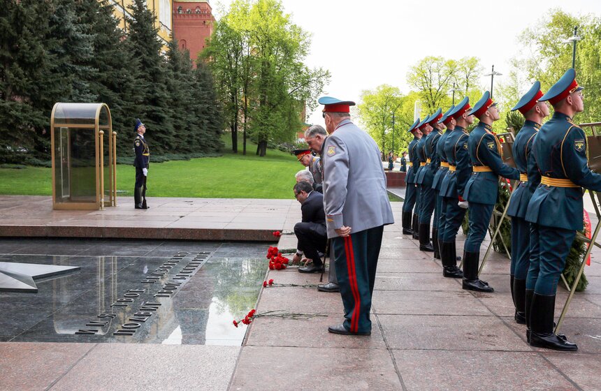 Сергей Собянин возложил венки к Вечному огню и памятнику Жукову 10 фото