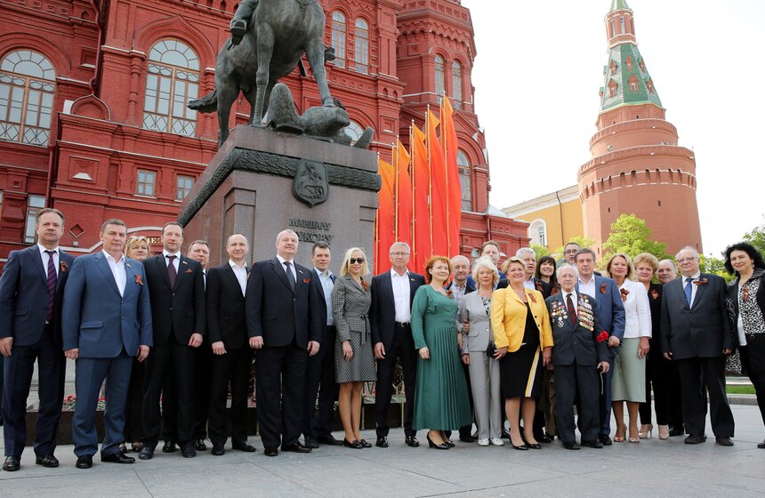 Сергей Собянин возложил венки к Вечному огню и памятнику Жукову 36 фото