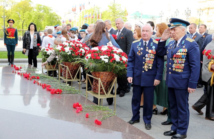 Сергей Собянин возложил венки к Вечному огню и памятнику Жукову 33 фото