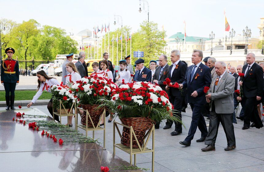Сергей Собянин возложил венки к Вечному огню и памятнику Жукову 32 фото
