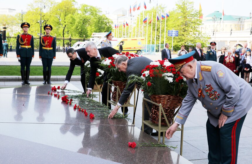 Сергей Собянин возложил венки к Вечному огню и памятнику Жукову 31 фото