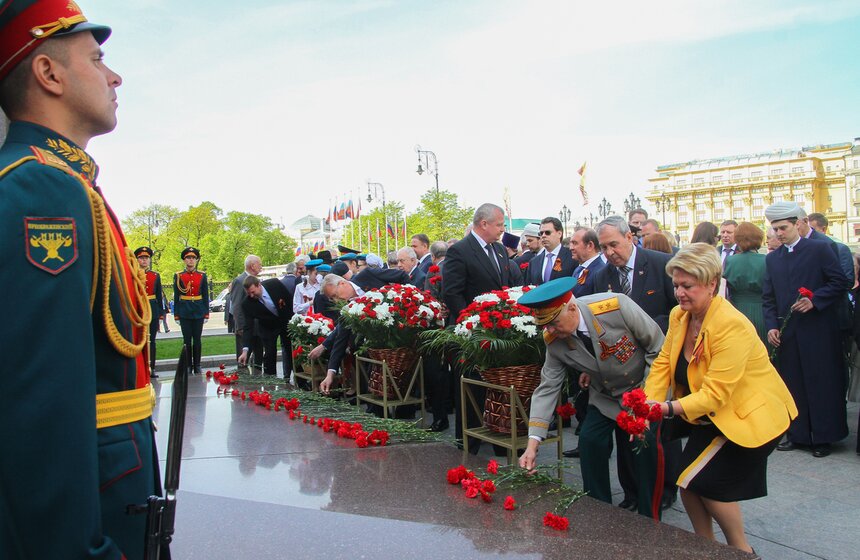 Сергей Собянин возложил венки к Вечному огню и памятнику Жукову 34 фото